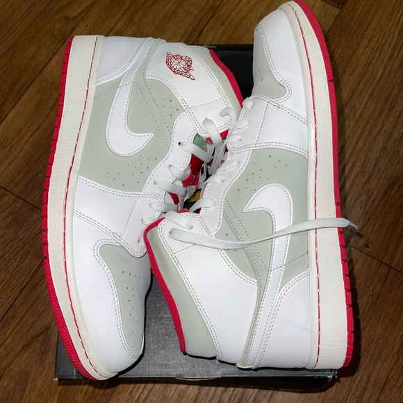 Air Jordan 1 Mid Hare - Picture 1 of 5